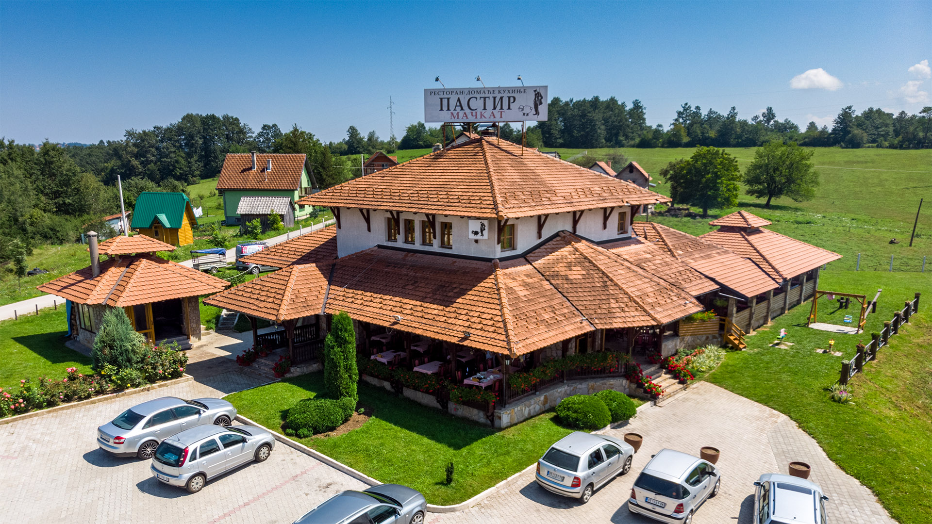 Restoran Pastir sa terasom i dvorištem